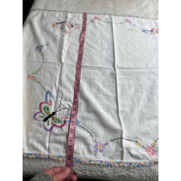 Crochet butterfly embroidered springtime butterfly lace edge tablecloth - Picture 6 of 7